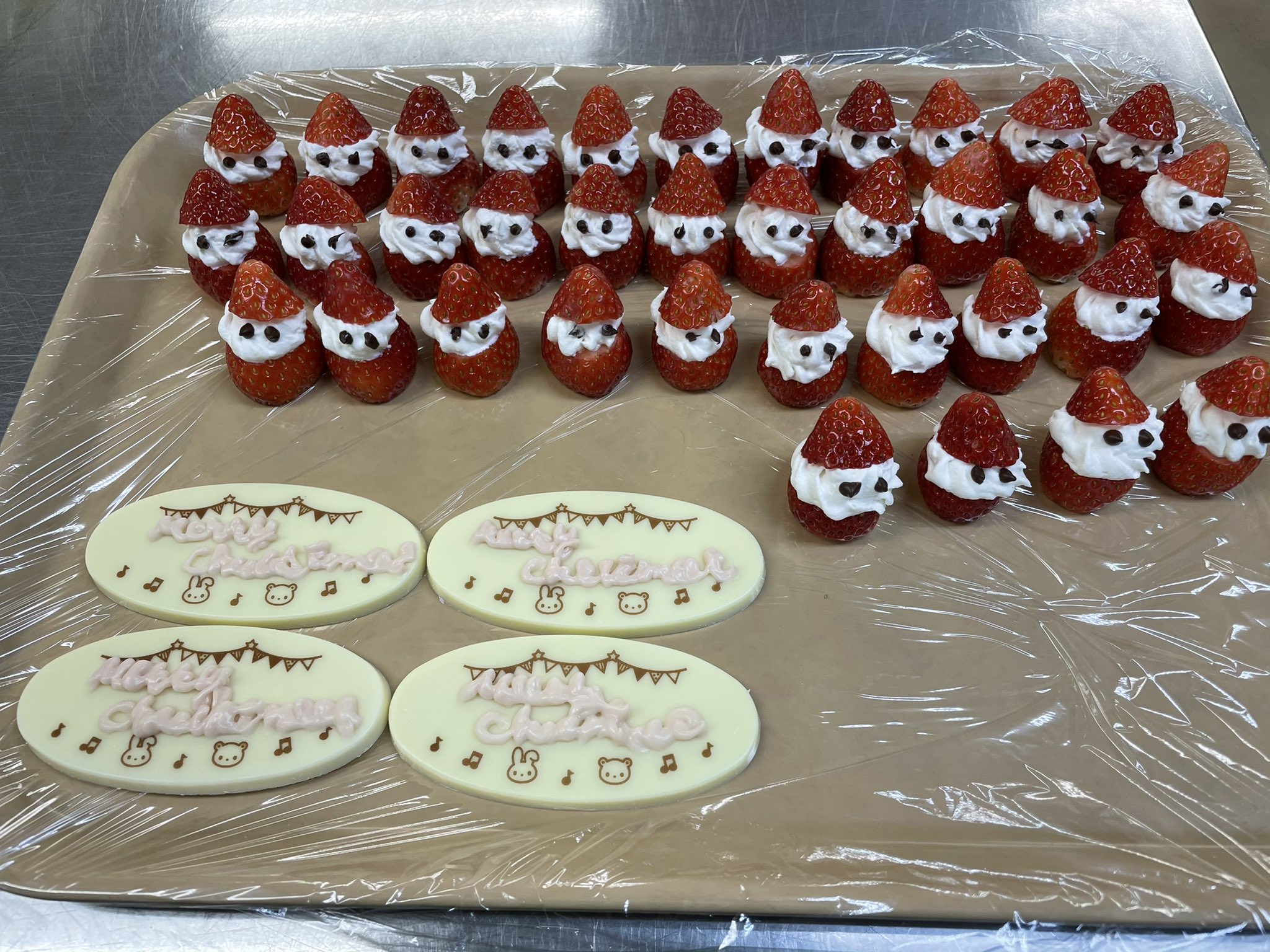 灰銀 明日のクリスマスケーキの飾り チョコペン太くてメリークリスマスに見えねぇw T Co Uc8i9rt1fw Twitter