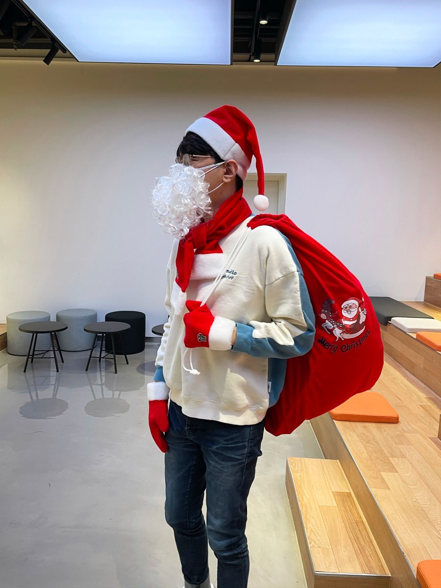 HLEofficial's tweet photo. 캠프원으로 롤팀 선수들을 찾아온 미친 산타의 정체는?! 오늘 저녁, HLE 유튜브에서 공개됩니다!🎅

Who is the crazy Santa  visited CampOne?! To be released tonight on HLE YouTube!

#HLE #HappyChristmasEve https://t.co/ZZ6JlLby9b