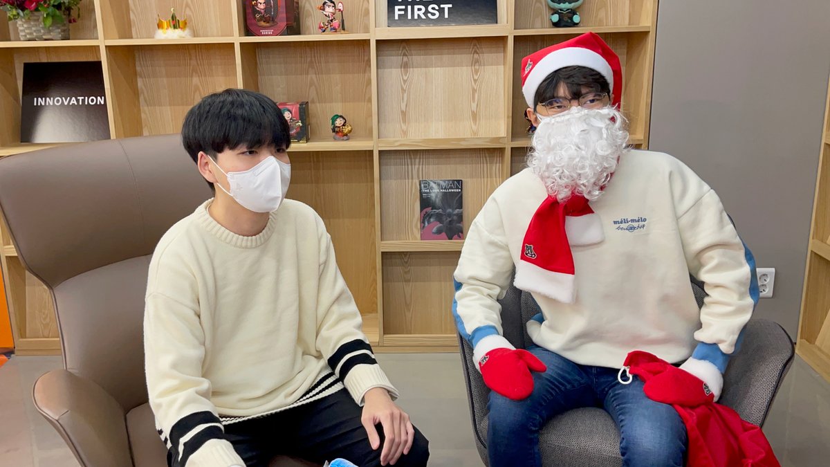 HLEofficial's tweet photo. 캠프원으로 롤팀 선수들을 찾아온 미친 산타의 정체는?! 오늘 저녁, HLE 유튜브에서 공개됩니다!🎅

Who is the crazy Santa  visited CampOne?! To be released tonight on HLE YouTube!

#HLE #HappyChristmasEve https://t.co/ZZ6JlLby9b