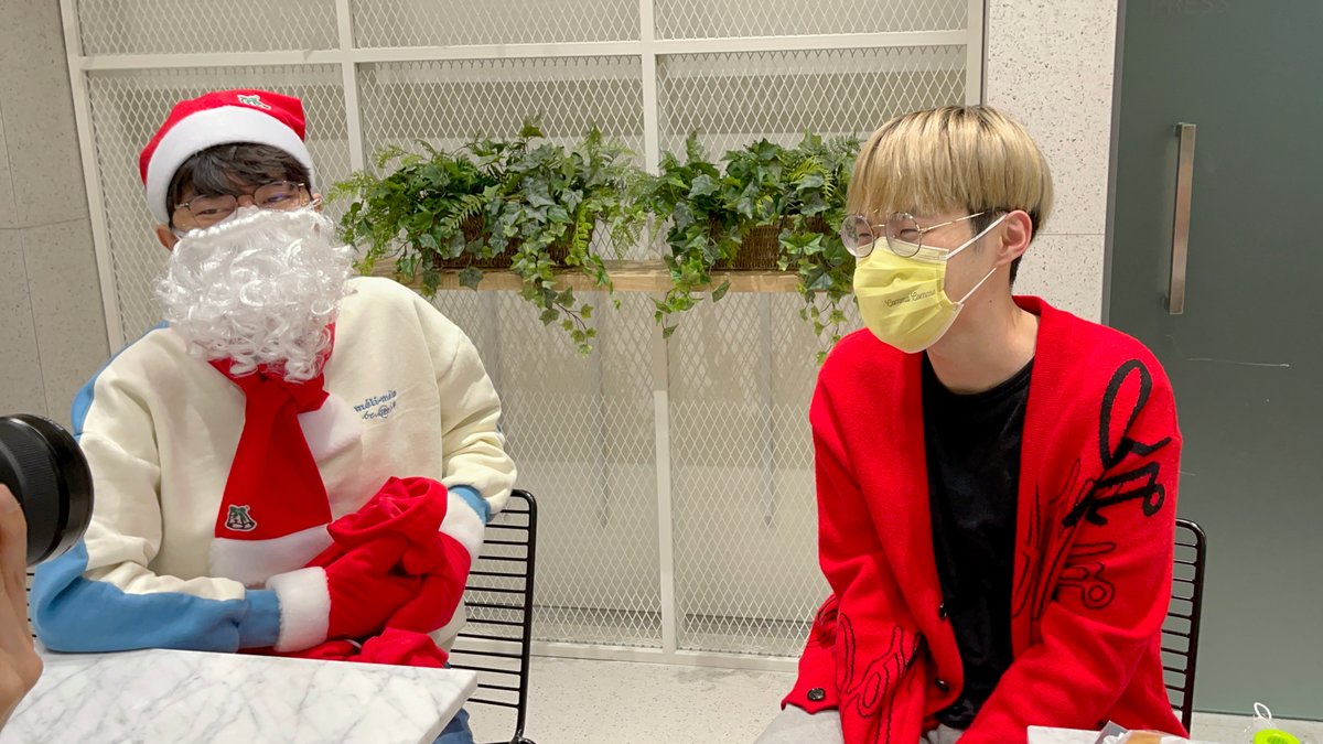 HLEofficial's tweet photo. 캠프원으로 롤팀 선수들을 찾아온 미친 산타의 정체는?! 오늘 저녁, HLE 유튜브에서 공개됩니다!🎅

Who is the crazy Santa  visited CampOne?! To be released tonight on HLE YouTube!

#HLE #HappyChristmasEve https://t.co/ZZ6JlLby9b