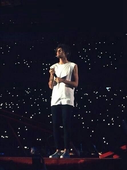 toomuchabit's tweet photo. las luces siempre fueron para vos 
#HappyBirthdayLouisTomlinson @Louis_Tomlinson https://t.co/zdSdurUQmW