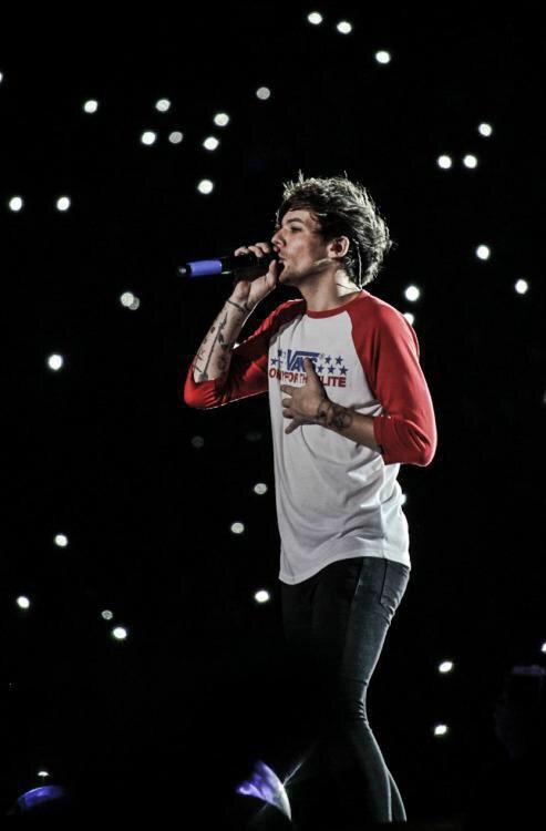 toomuchabit's tweet photo. las luces siempre fueron para vos 
#HappyBirthdayLouisTomlinson @Louis_Tomlinson https://t.co/zdSdurUQmW