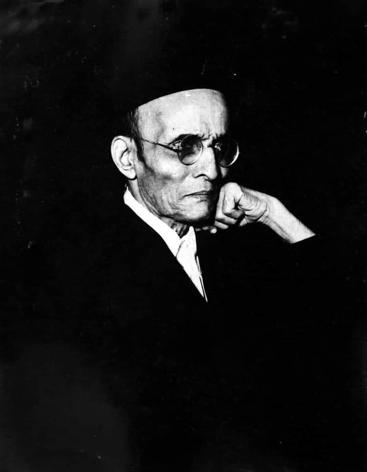  #सावरकरांच्या_आठवणीभाग १९ :  #आत्मर्पणतात्या (स्वातंत्र्यवीर सावरकर) दररोज रात्री निजताना योगविषयक श्लोक म्हणत. त्या वेळी ते आपले दोन्ही हात प्रथम टाळूवर ठेवून मग कपाळ, छाती, पोट यांवर ठेवीत ठेवीत पायांवरून पावलांकडे सावकाश नेत असत. #स्वातंत्र्यवीरसावरकर(१/१०)