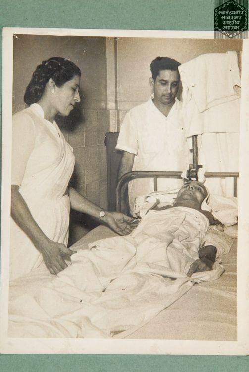 त्याच्या सिरिंज उकळून आणणे व नेणे ह्या कामात मी गर्क असताना अकस्मात टोचणे थांबवले गेले होते. ऑक्सिजनच्या नळ्या काढल्या होत्या आणि डॉक्टरांची धावपळ शांत झाली होती. उकळलेले सिरिंज घेऊन मी घाईने मी खोलीत प्रवेश केला तो हे दृश्य !मन चरकले !(८/१०)