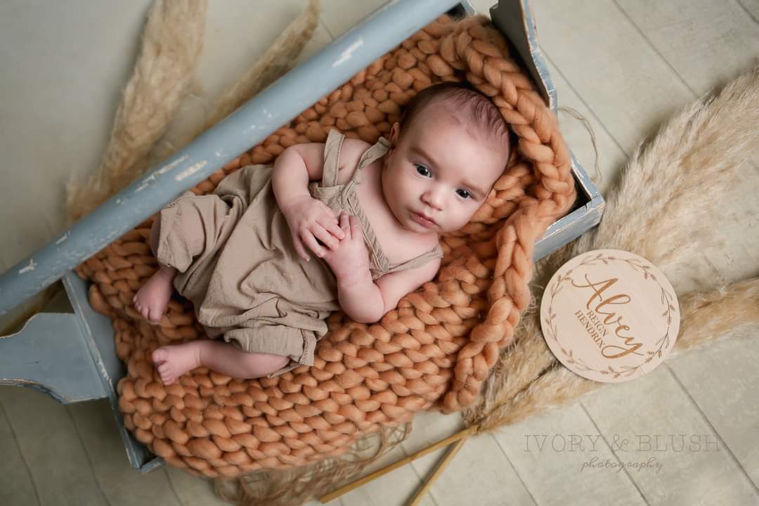Alvey Reign, not even 7 weeks and stealing hearts already - My last photoshoot before Christmas, what a wonderful gift!
 💙💙#childrenportraits #familyphotography #ivoryandblushphotography #newbornphotography #newbaby  #babyphotography #derbyphotographer #derbyshirephotographers