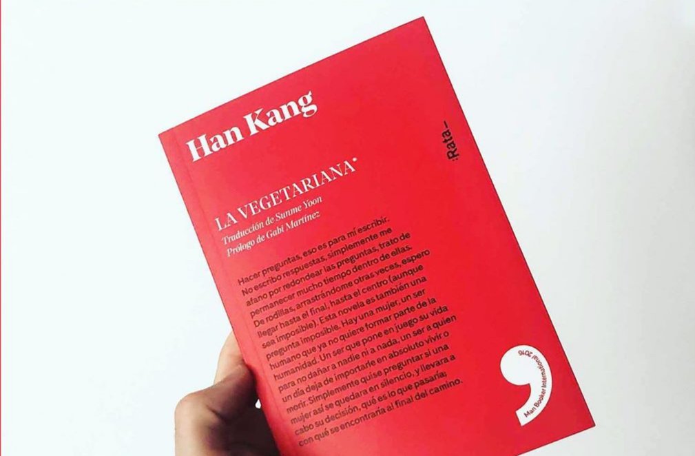 La vegetariana de Han Kang: para los más indies o alternativos, una lectura alegórica, intensa e interesantísima en la que una mujer surcoreana decide dejar de comer carne para suprimir la violencia de su entorno, lo que desata todo un terremoto familiar.