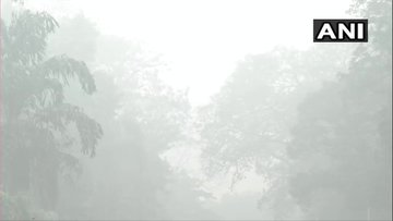 BiharAhead's tweet photo. बिहार: पटना में आज सुबह कोहरा छाया रहा। एक व्यक्ति ने बताया," पटना में बहुत ज़्यादा पारा गिर गया है जिसकी वजह से काफी ठंड लग रही है। पिछले साल के मुताबिक इस बार काफी ठंड है। कोहरा की वजह से गाड़ी चलाने में काफी दिक्कत होती है।" https://t.co/NGZxYKumyU
