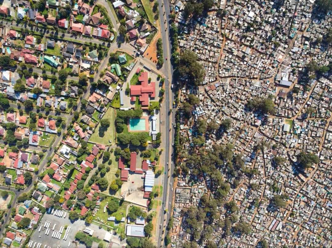 Güney Afrika'daki sınıfsal eşitsizliği muazzam şekilde gözler önüne seren çarpıcı bir görsel.