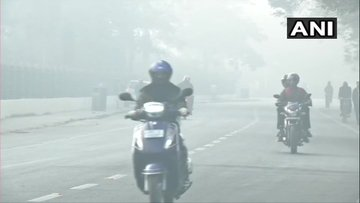 BiharAhead's tweet photo. बिहार: पटना में आज सुबह कोहरा छाया रहा। एक व्यक्ति ने बताया," पटना में बहुत ज़्यादा पारा गिर गया है जिसकी वजह से काफी ठंड लग रही है। पिछले साल के मुताबिक इस बार काफी ठंड है। कोहरा की वजह से गाड़ी चलाने में काफी दिक्कत होती है।" https://t.co/NGZxYKumyU
