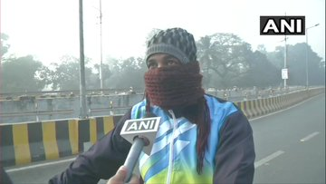 BiharAhead's tweet photo. बिहार: पटना में आज सुबह कोहरा छाया रहा। एक व्यक्ति ने बताया," पटना में बहुत ज़्यादा पारा गिर गया है जिसकी वजह से काफी ठंड लग रही है। पिछले साल के मुताबिक इस बार काफी ठंड है। कोहरा की वजह से गाड़ी चलाने में काफी दिक्कत होती है।" https://t.co/NGZxYKumyU