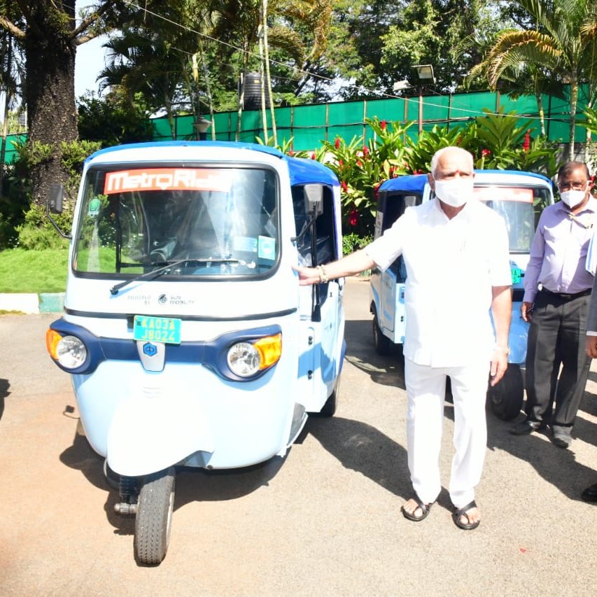 CMofKarnataka's tweet photo. ಮುಖ್ಯಮಂತ್ರಿ @BSYBJP ಇಂದು ಸನ್ ಮೊಬಿಲಿಟಿ ಸ್ಥಾಪಿಸಿರುವ ಬೆಂಗಳೂರಿನ ಮೊಟ್ಟಮೊದಲ ಎಲೆಕ್ಟ್ರಿಕ್ ವಾಹನಗಳ ಬ್ಯಾಟರಿ ಸ್ವ್ಯಾಪ್ ಪಾಯಿಂಟ್ ಅನ್ನು ಉದ್ಘಾಟಿಸಿ ಮಾತನಾಡಿದರು.

ವಾಣಿಜ್ಯ ಮತ್ತು ಕೈಗಾರಿಕಾ ಇಲಾಖೆ ಪ್ರಧಾನ ಕಾರ್ಯದರ್ಶಿ ಗೌರವ್ ಗುಪ್ತಾ ಈ ಸಂದರ್ಭದಲ್ಲಿ ಉಪಸ್ಥಿತರಿದ್ದರು. https://t.co/si0zSn5H7R