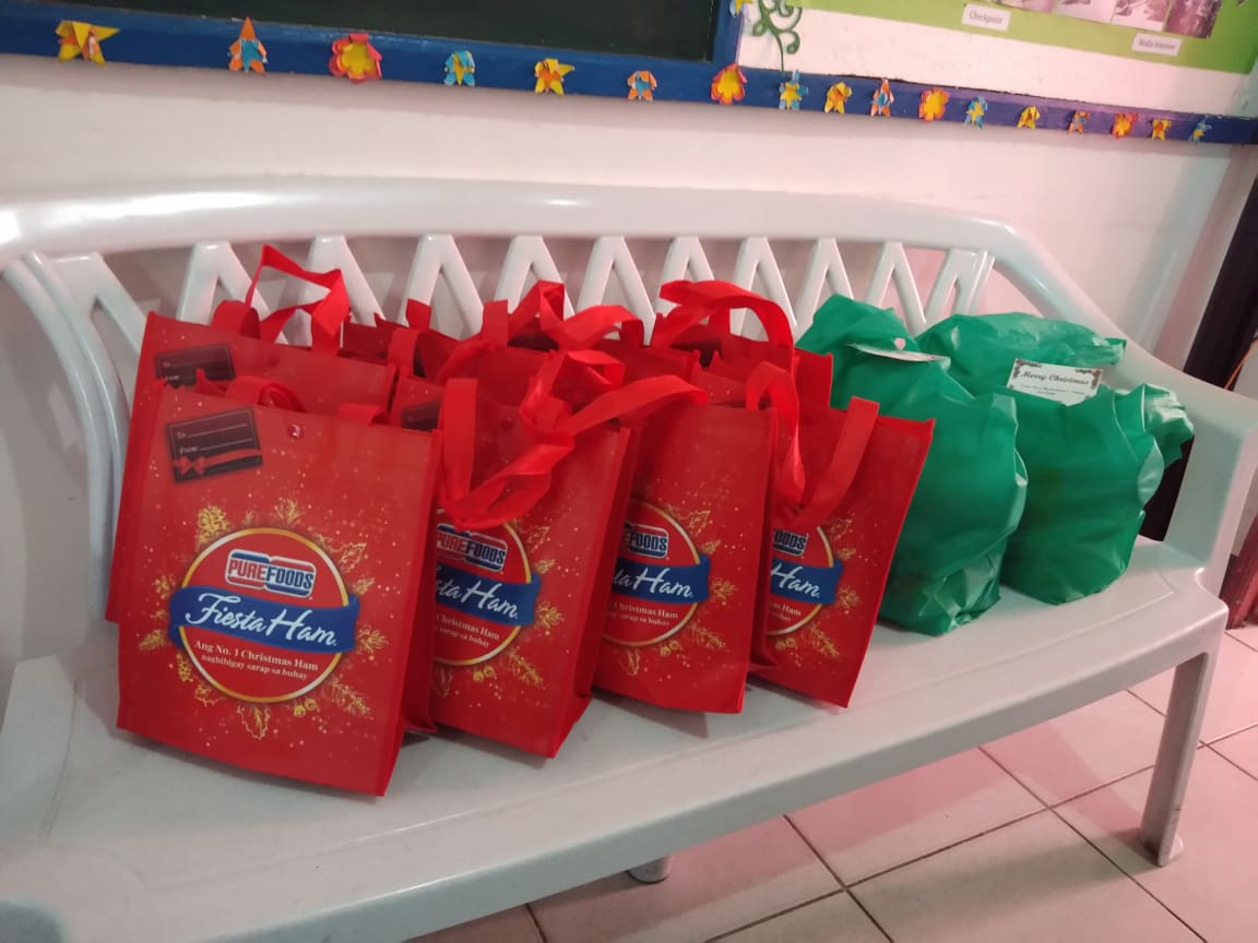 MpsmuOne's tweet photo. December 22, 2020 - Hon Mayor Bryan Dexter V Tadena has started to distribute holiday gift to Sto. Domingo MPS. 
We thank you Mayor from the bottom of our hearts. 
@Ppsmuisur @PNP_CPSM @RPSMU
#PNPPATROLPlan2030 
#INSTITUTIONALIZED 
#TeamPNP 
#WeServeAndProtect 
#PNPKakampiMo https://t.co/uZlkCxBOJO