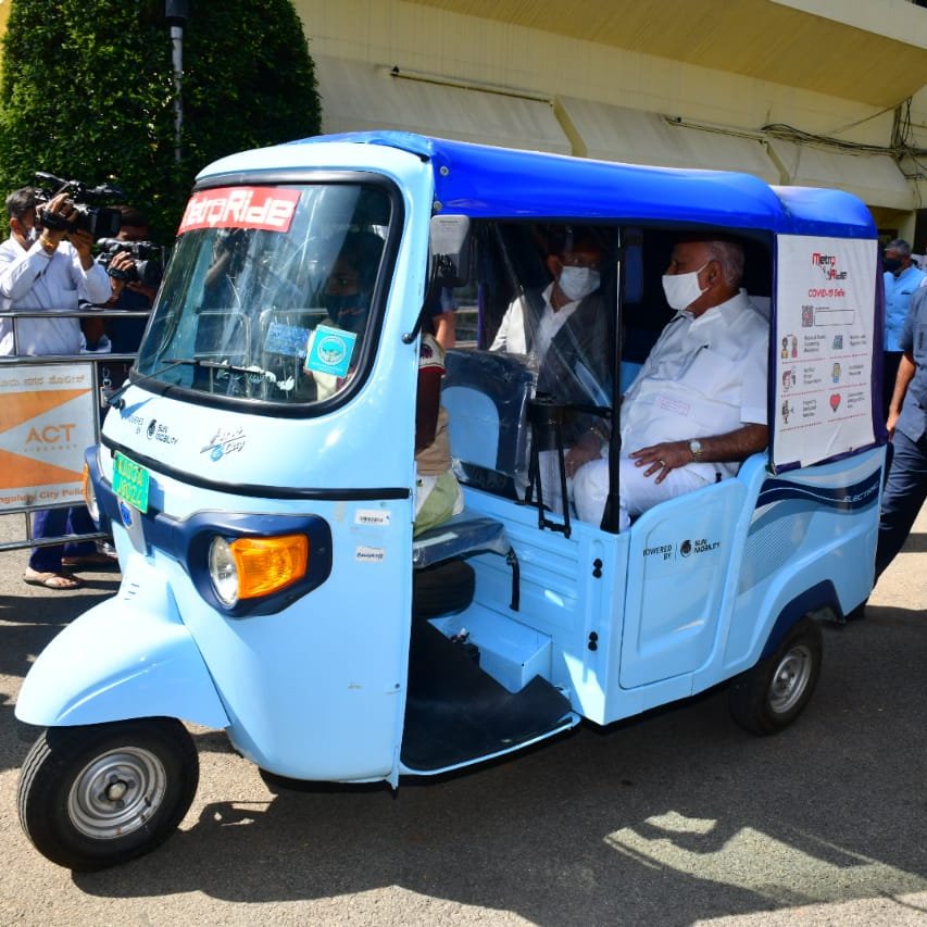 CMofKarnataka's tweet photo. ಮುಖ್ಯಮಂತ್ರಿ @BSYBJP ಇಂದು ಸನ್ ಮೊಬಿಲಿಟಿ ಸ್ಥಾಪಿಸಿರುವ ಬೆಂಗಳೂರಿನ ಮೊಟ್ಟಮೊದಲ ಎಲೆಕ್ಟ್ರಿಕ್ ವಾಹನಗಳ ಬ್ಯಾಟರಿ ಸ್ವ್ಯಾಪ್ ಪಾಯಿಂಟ್ ಅನ್ನು ಉದ್ಘಾಟಿಸಿ ಮಾತನಾಡಿದರು.

ವಾಣಿಜ್ಯ ಮತ್ತು ಕೈಗಾರಿಕಾ ಇಲಾಖೆ ಪ್ರಧಾನ ಕಾರ್ಯದರ್ಶಿ ಗೌರವ್ ಗುಪ್ತಾ ಈ ಸಂದರ್ಭದಲ್ಲಿ ಉಪಸ್ಥಿತರಿದ್ದರು. https://t.co/si0zSn5H7R