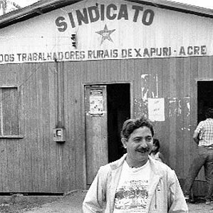 AnnaIrmaBattino's tweet photo. #ChicoMendes erano anni che riceveva minacce di morte. Venne ucciso il #22dicembre 1988 perché difendeva la foresta amazzonica e i lavoratori. 

“All’inizio pensavo di combattere per salvare gli alberi di gomma e la foresta amazzonica. Ora capisco che sto lottando x l’umanità.” https://t.co/ALwBMfB4zP