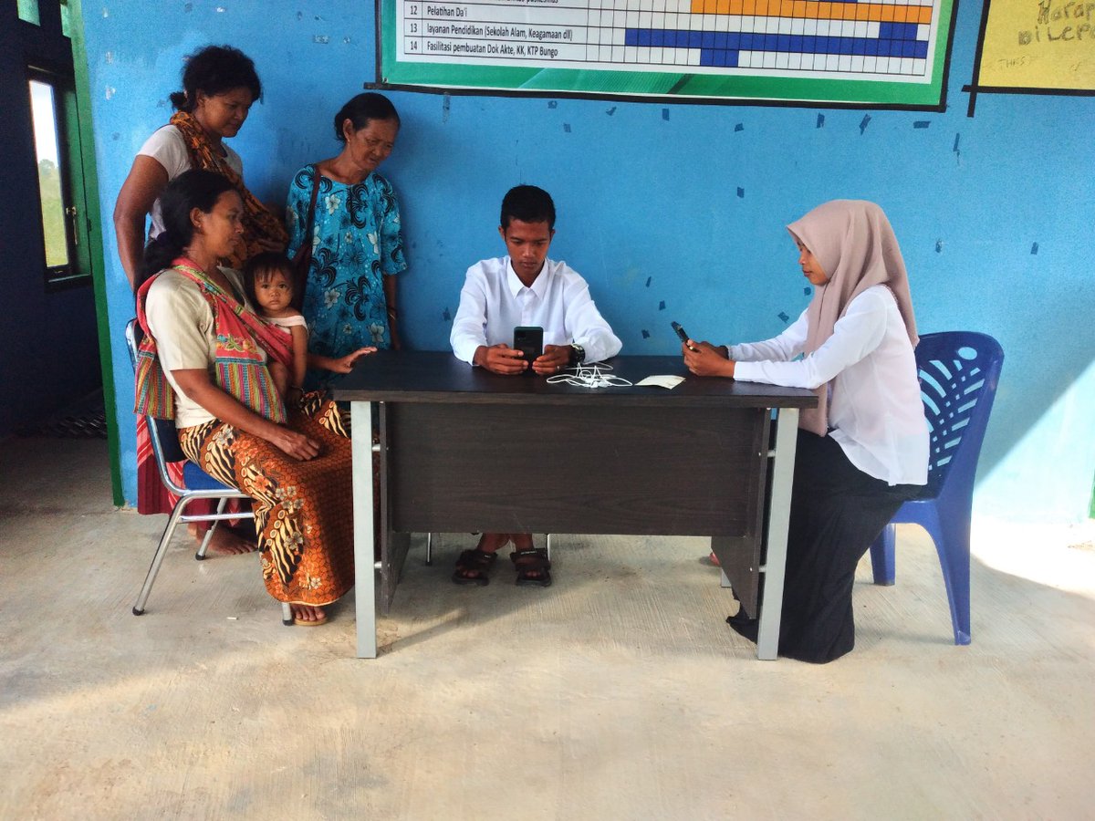 StrategicRId's tweet image. Remote indigenous communities have been historically marginalized in Indonesia. Members of one tribe in Sumatra are pushing through this barrier via higher education.

sr.sgpp.ac.id/post/from-an-i…