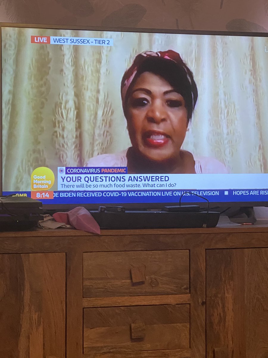 AlderaanGirl's tweet photo. HOW DOWS RUSTIE LEE LOOK SO AMAZING STILL!!! π₯π₯π₯@Rustie_Lee whatever youβve been eating for the last 35 years, I want some!! π #thatlaughthough https://t.co/vbFizldutJ