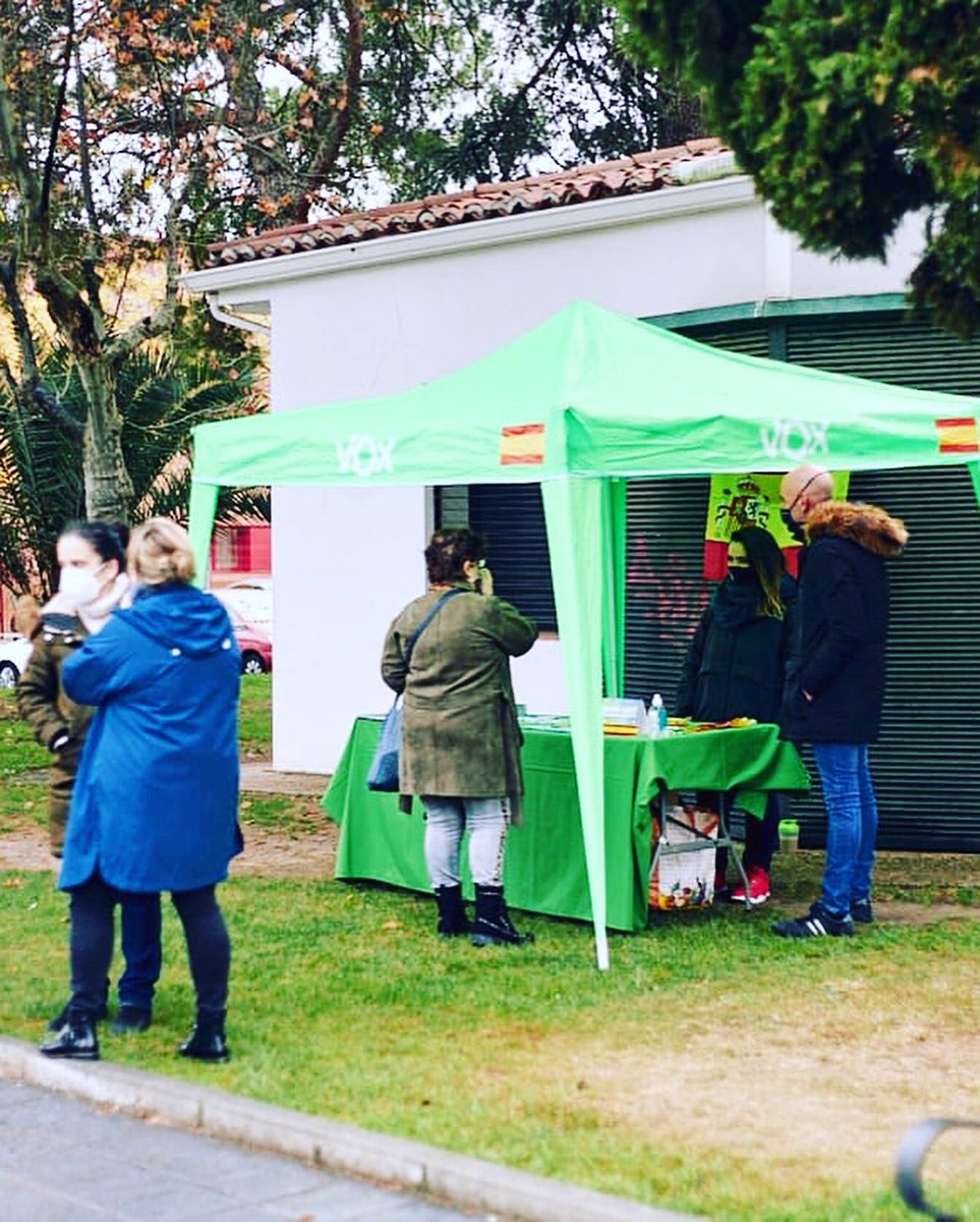 RocioZin's tweet photo. El Sabado pusimos una mesa Solidaria para una recogida de Alimentos, y salí muy satisfecha con el resultado, muchisimas gracias a los que fuisteis y me acompañasteis☺️ y muchas gracias tambien a toda esa gente que aportò su granito de arena🙏🏻❤️ Felices Fiestas💋
@VOX_Azuqueca https://t.co/YyScVIGs7a