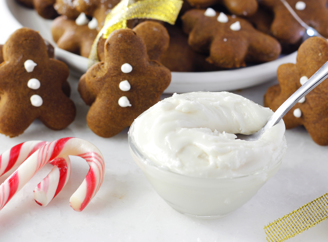 SmoothieGourmet's tweet photo. Vegan Royal Icing - SUCH an easy recipe. Only 2-ingredients, perfect for sugar cookies and cakes, drys hard and shiny, has no eggs, can easily be colored, and works great as a gingerbread house glue. 
RECIPE: https://t.co/EHXocIpxqF https://t.co/bP3OMb0MBu