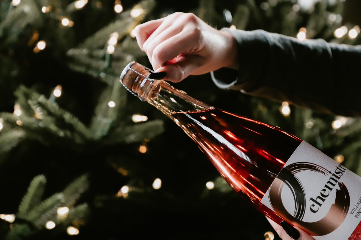 ChemistryWine's tweet photo. It’s beginning to look a lot like......

Celebrate the holiday season with bubbles and cheer! 

#pop #pinotnoirrosé #bubbles #wvcommunity #wvwine #bondwithus #drinkpink #prettyinpink #oregonwine #celebrate #holidayseason https://t.co/aoPbef1C7F