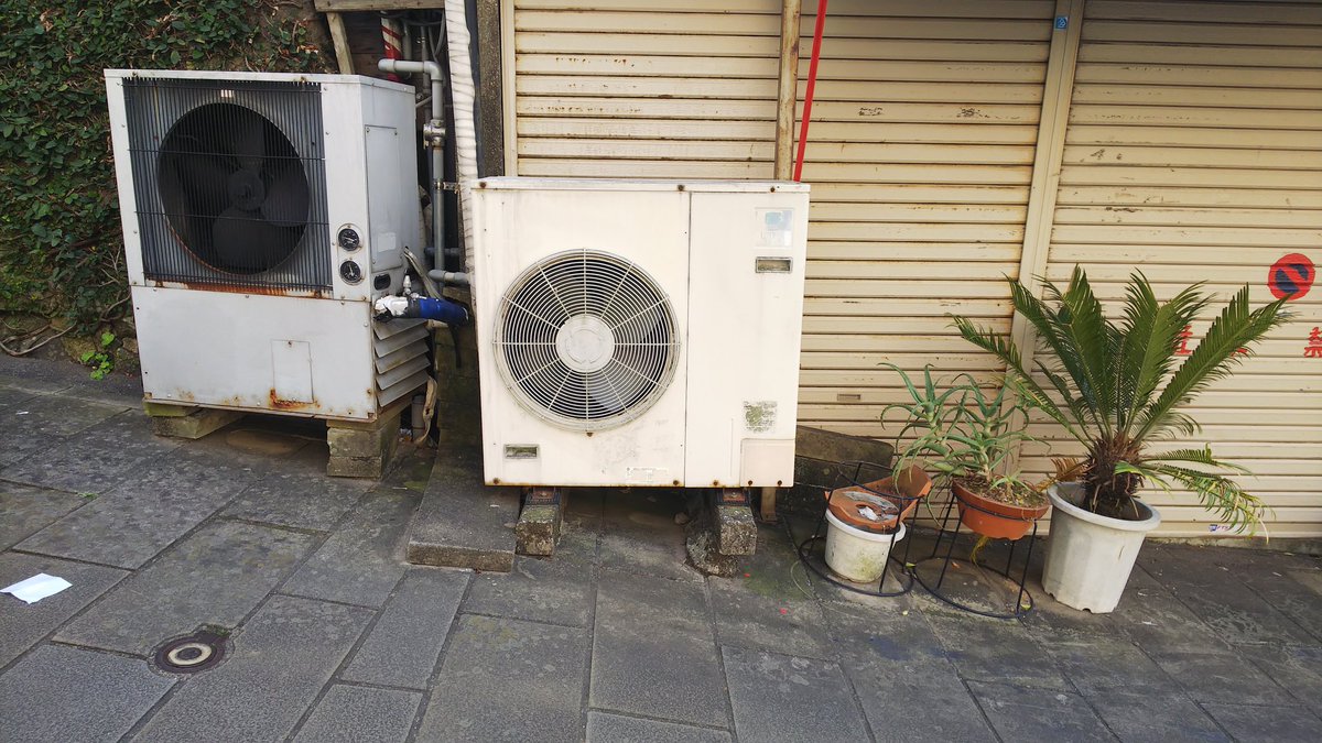 坂道に並ぶ植木鉢と室外機。日立UTOPIA他。長崎市鍛冶屋町。 #室外機 #配管