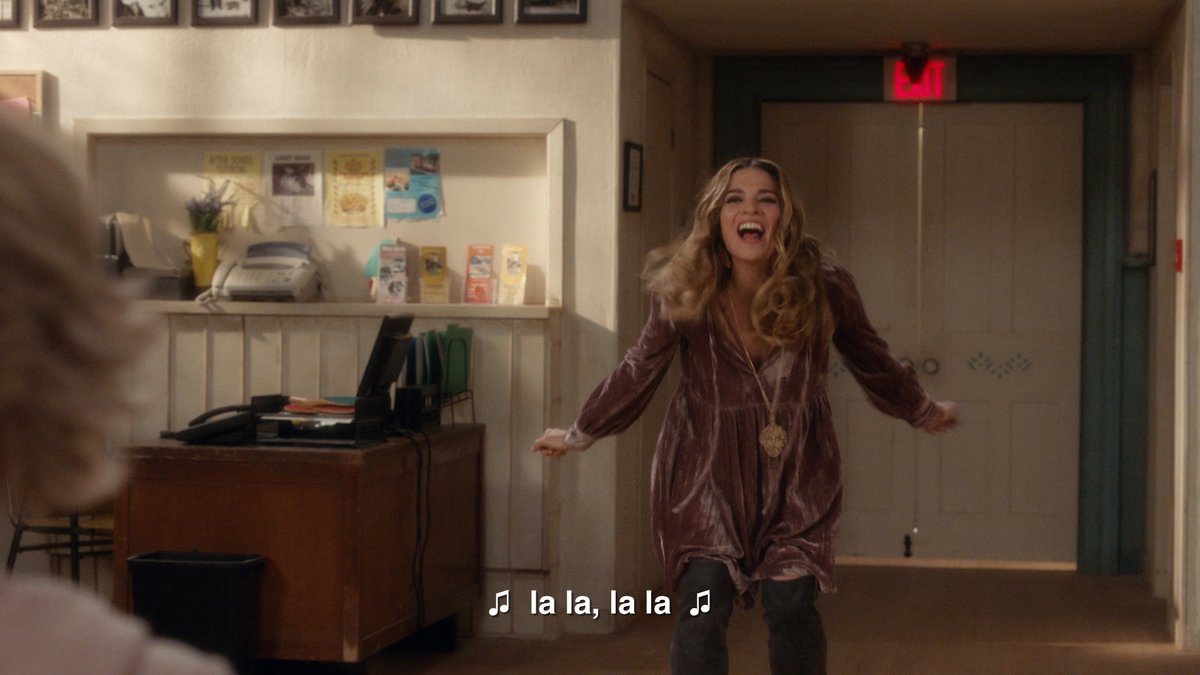 Annie Murphy as Alexis Rose in Schitt's Creek, during her performance of 'A Little Bit Alexis'. The caption reads: "la la, la la"