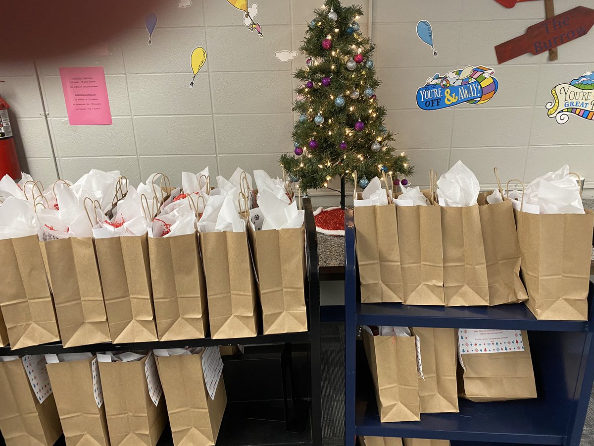 NPGrizzlyLib's tweet photo. These last few weeks have been crazy, but nothing was better than getting 50 lit loot bags out to students. Lit loot is our own library subscription box service! We will do it again in January! #bestatwms #litloot #wsdlibraries #middleschoollibrary https://t.co/tu36fDWQdy