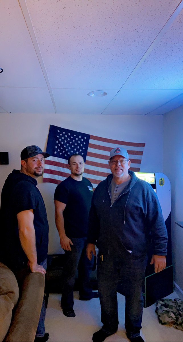 1fulldraw's tweet photo. Weekend before gun season for some beers, football, and golden tee! Awesome season so far! #family #tradition #deerhunting https://t.co/x8pod0Tx2c
