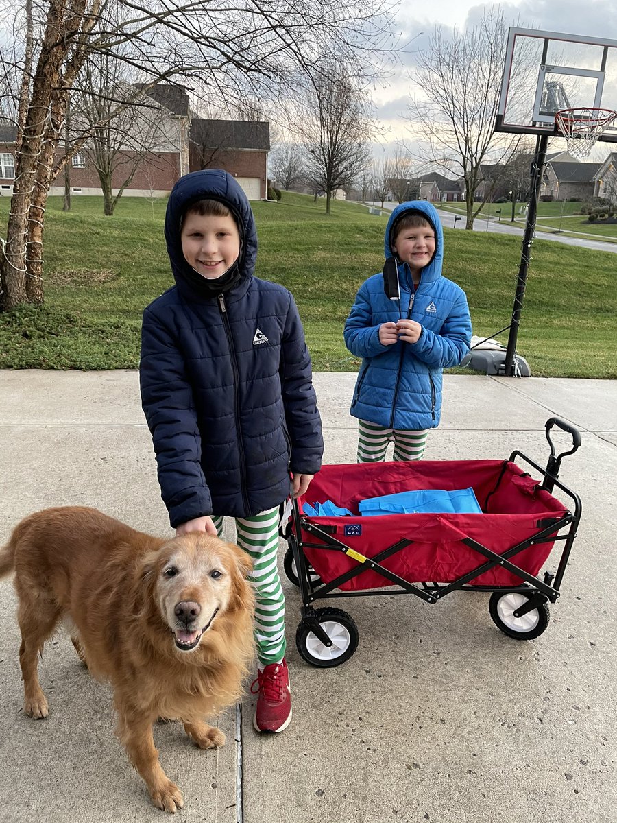 TourdeShadow's tweet image. Neighborhood cookie delivery night! #Christmas #cookies #neighbors #Shadtastic