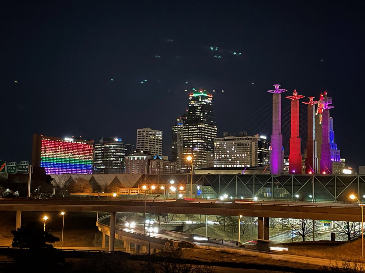 JeffHansonArt's tweet photo. Kansas City, thank you for this vibrant and colorful tribute to the life of Jeff Hanson. We are touched beyond measure. We'd like to think that Heaven has never been so beautiful. 💜 https://t.co/cC9HtDXRId