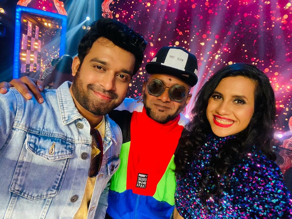 StephenDevassy's tweet photo. The Team β€
Such an honour to have worked with this lovely team....@Benny_Dayal @NikhitaGandhi #aryadhayal #solidband #stagelife #showtime #goodtimes https://t.co/rLKa61O7YK