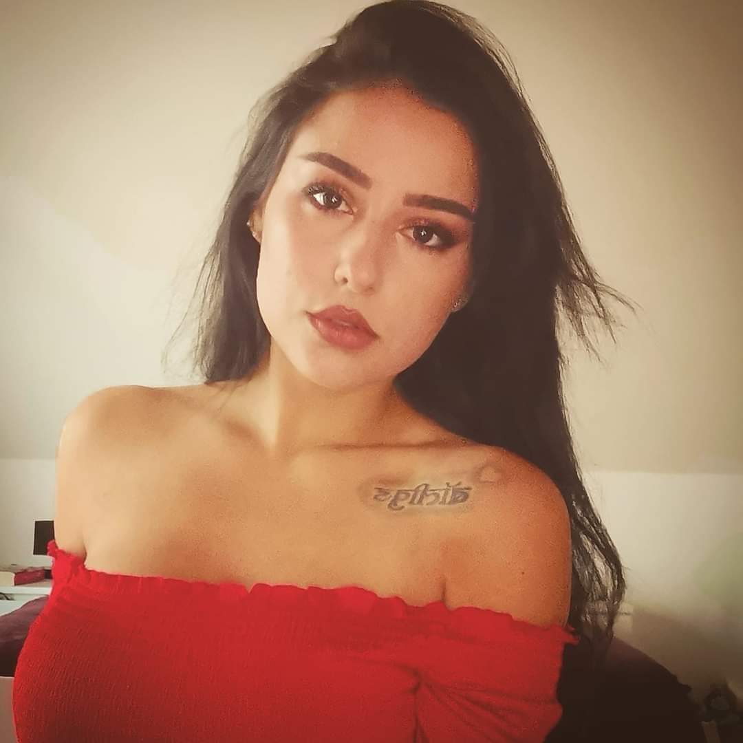 sofia_vanessa9O's tweet photo. #redlips https://t.co/cC8jcv7N2W