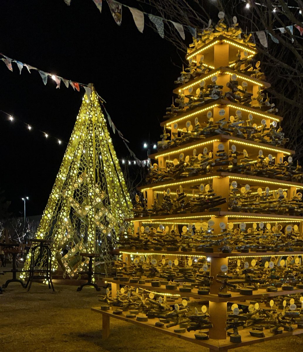 クリスマスマーケット熊本 先日より恵水幼稚園の子供達が作ってくれた素敵なクリスマスツリーが仲間入りしました 子どもたち一人一人がつくった小さなツリーを並べ大きな大きなクリスマスツリーに 恵水幼稚園のみなさま 素敵な作品をありがとうご