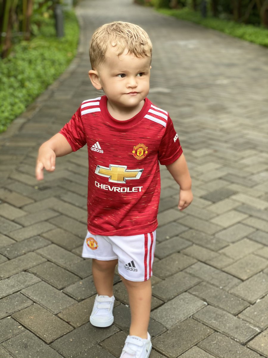 Off for Breakfast in the #Maldives <a href="/ManUtd/">Manchester United</a> <a href="/MarcusRashford/">MR14</a> <a href="/rioferdy5/">Rio Ferdinand</a> <a href="/LukeShaw23/">Luke Shaw</a>