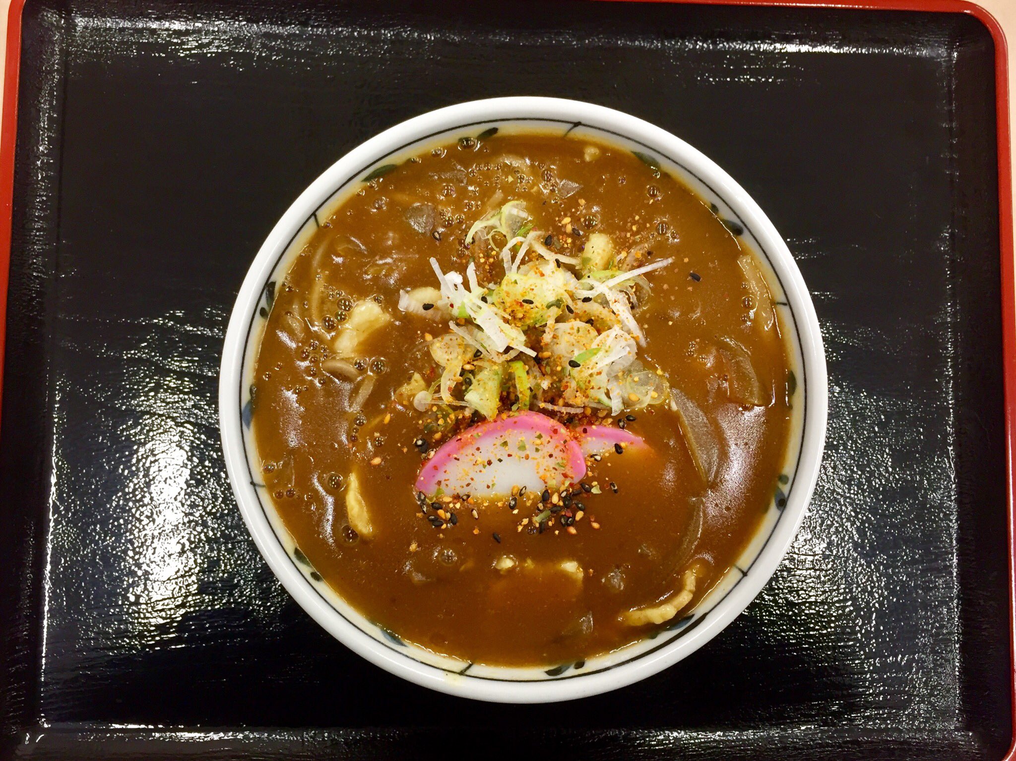 おもしろいし市場 Sasa秋天販売中 これは先日ツイートしたカレーうどん ではなくカレーそばです 新登場 商品画像を撮ったら えぇカレーうどんと何ら変わりない むしろ同じ写真になってしまいました 笑 七味唐からしをかけてみたけど うーむ