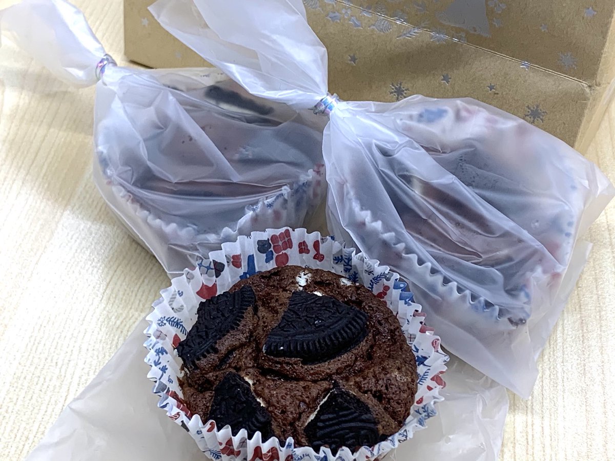 なんば ヒューマンキャンパス高校 韓国語コースの女子生徒が 先生たちにクリスマスプレゼント と オレオカップケーキを うれしい おいしい ありがとう カップケーキ 手作り オレオ クリスマスプレゼント 通信制高校 大阪