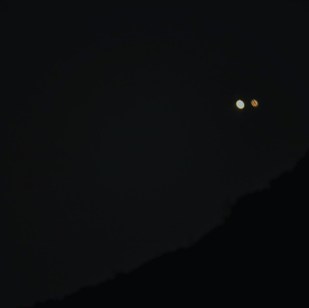 earth_stem's tweet photo. Glad to have a chance to see #thegreatconjunction of #saturn and #jupiter tonight - the ”#christmasstar”. #jupitermeetssaturn #astronomical #nightsky #stem #space #LosAngeles #angelescresthighway #laplsteam https://t.co/26nNr0tRj6