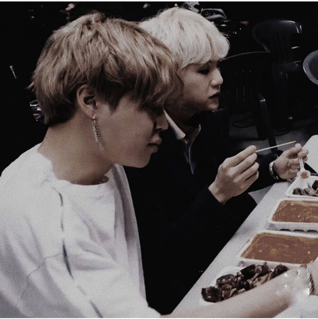 Even on busy schedules, Yoongi make sure to take jimin on dinner dates...!!