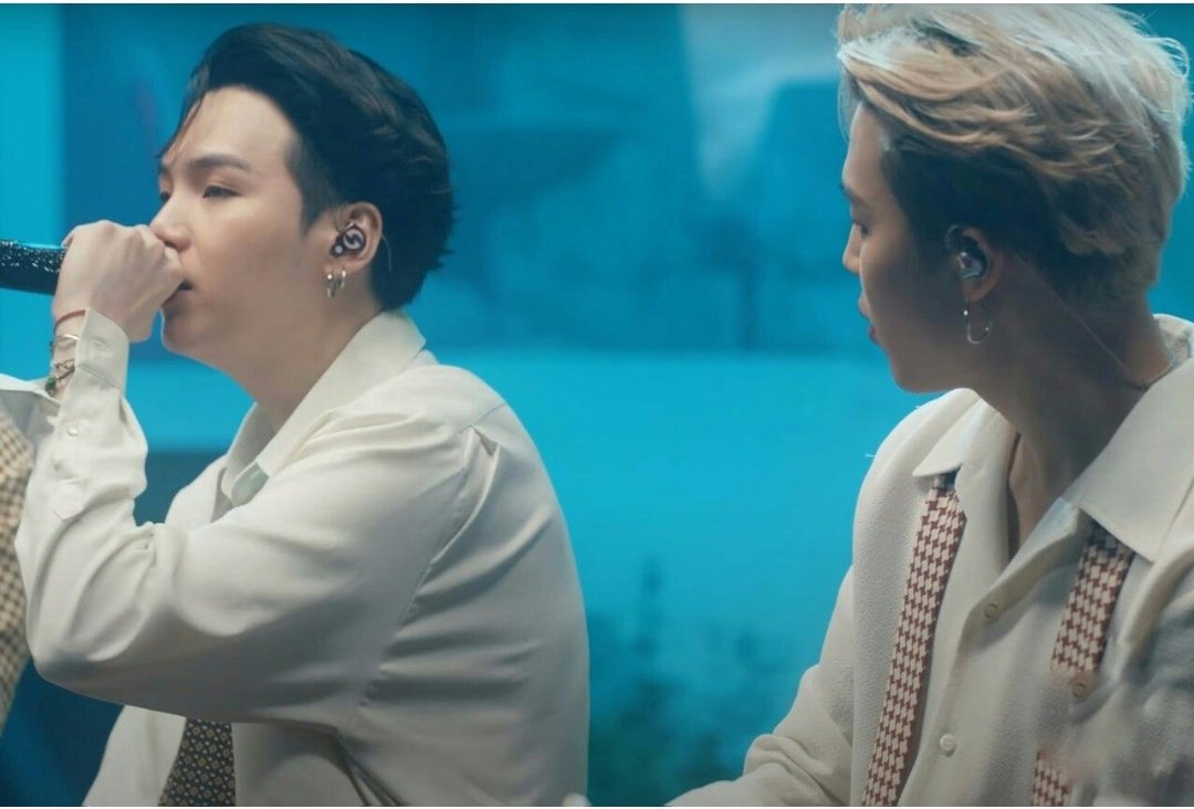 Yoongi play guitar and sing for jimin when he feel sad.