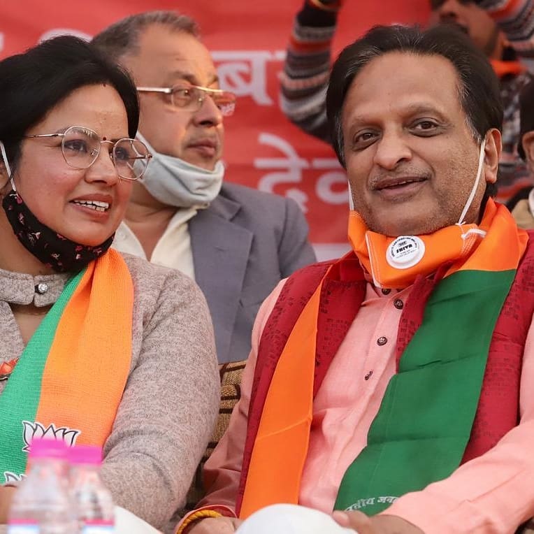 Sumit38693333's tweet photo. सेक्टर 10 में आयोजित जनसभा में शिरकत कर वोट की अपील की। सेक्टर 10 में मिला जोरदार समर्थन।
#BJP4Development
#voteforkulbhushangoyal
#PanchkulaWithBJP https://t.co/vbjLzd3l3I