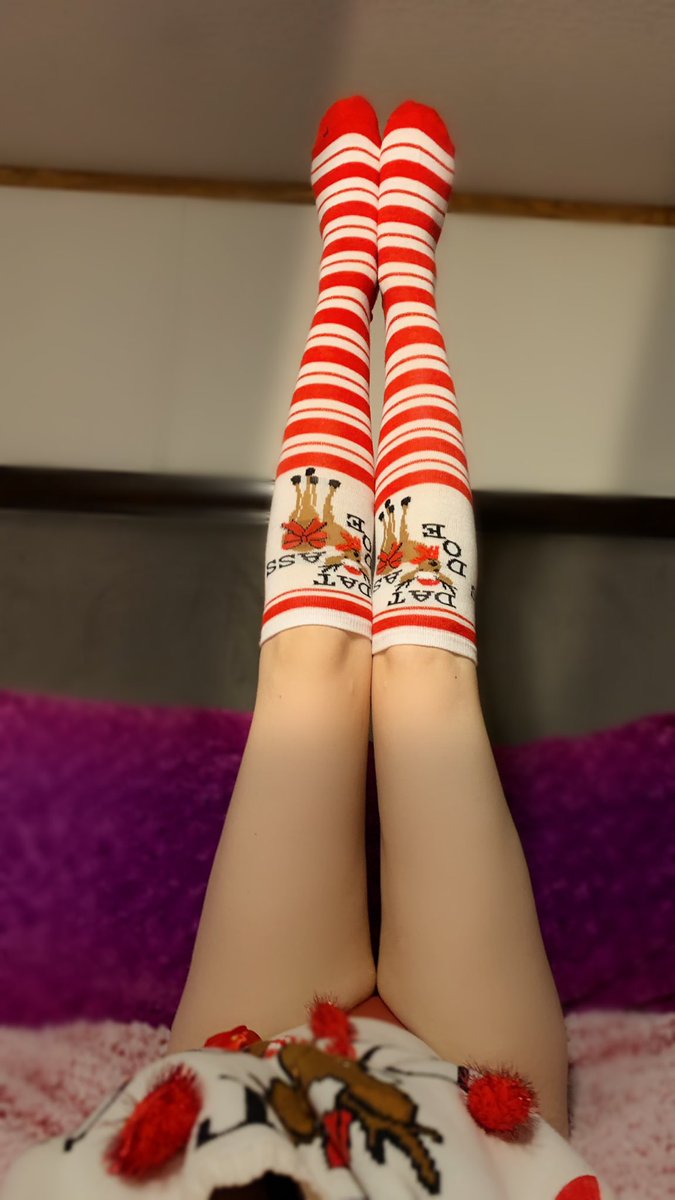 MoonstoneJasper's tweet photo. Only 4 days till Christmas 🎄 Do you think I’ve been good enough to deserve a present from you this year? 😏😘💋
You’ve been so good to me that I still have discounts going on #OnlyFans 
#Christmas #datassdoe #pun #stripper #Feet https://t.co/ZlxKMSkKQv