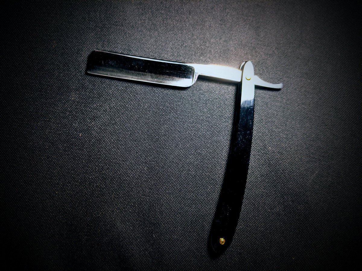 youtu.be/99XXtkX0lDQ

Hey y'all!! First video in about 3 weeks. I play trumpet for the first 1.5 minutes of the video and then go on to shave with a new razor from Guy Solis. It was a wonderful shave and I'm grateful to get to share the trumpet with y'all! 
#straightrazor