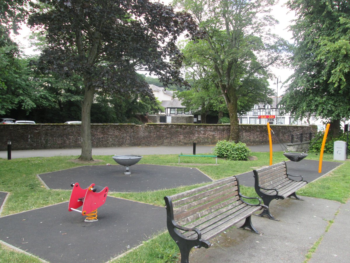 allanrob9's tweet photo. The wall was there in 1950s. The same as now or last year in July. I had no memory of #Bagor other than the park & the Pier. Having walked around last year- I see where the bus shop is. I'd thought Bangor big but its a wee town. With big University. https://t.co/MNH32hBDX0