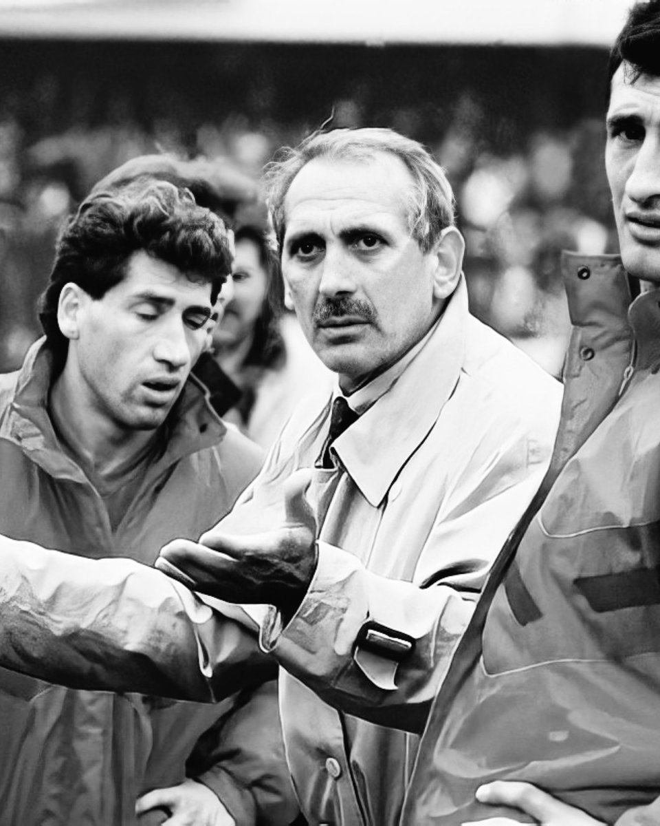 KuzeyTarafi's tweet photo. Çocukluğumuz, gençliğimiz her anımız onunla güzeldi. Trabzonspor'a büyük hizmetler yapmış olan Özkan Sümer'i bugün kaybettik. Hocamıza Allah'tan rahmet diliyoruz.

Camiamızın ve türk futbolunun başı sağ olsun. https://t.co/TaLfB02hDE