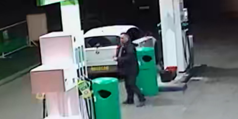 We want to identify this man in connection with a fatal collision in Pump Hill, #StOsyth on Friday as we believe he may be a witness.

A car &amp; a motorbike were in collision at around 5.20pm.

Sadly, the motorbike rider died.

Call us on 101 quoting incident 872 of 18 Dec.