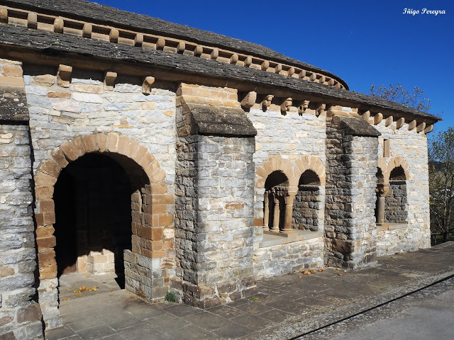 ipurdiroz's tweet photo. Sigo con mis publicaciones fotográficas de algunos pueblos de #Navarra que visité el pasado noviembre. Hoy le toca a #Larraya, población que goza de una iglesia porticada del siglo XIII y perteneciente al estilo #románico tardío y principios del gótico. https://t.co/lu42yNp7Gn https://t.co/hPMcoCrNio