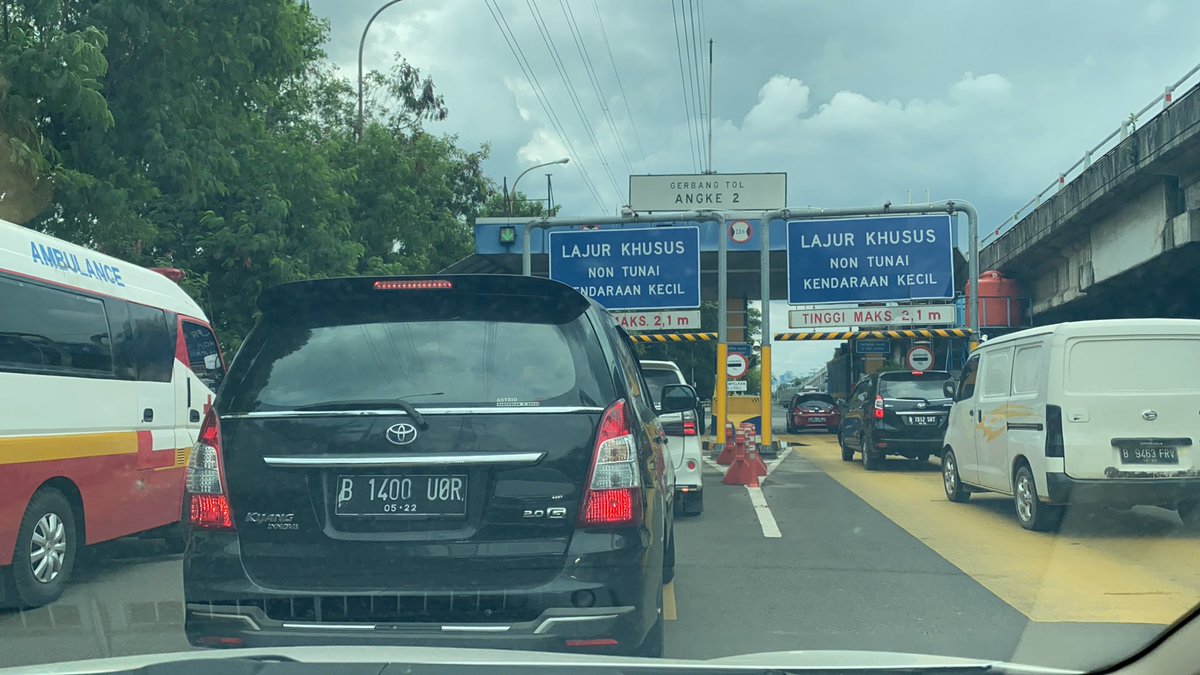 ndrewLie's tweet photo. @TMCPoldaMetro @DishubDKI_JKT gerbang tol ada kerusakan teknis mohon segera ditangani #jakbar #angke https://t.co/YBUUH7JMmT