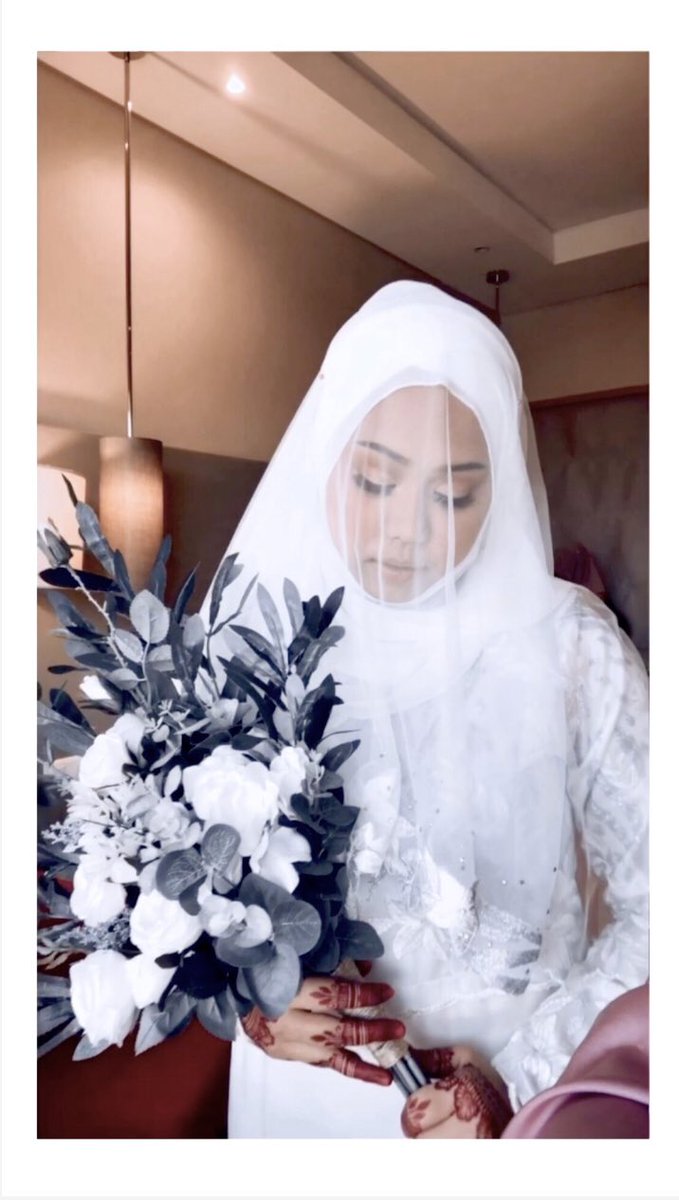 _marsxo's tweet photo. Alhamdullilah. Everything went well. I am officially someone's wife. Hahaha feels so weird now!!!! https://t.co/gU1ICnGKj6