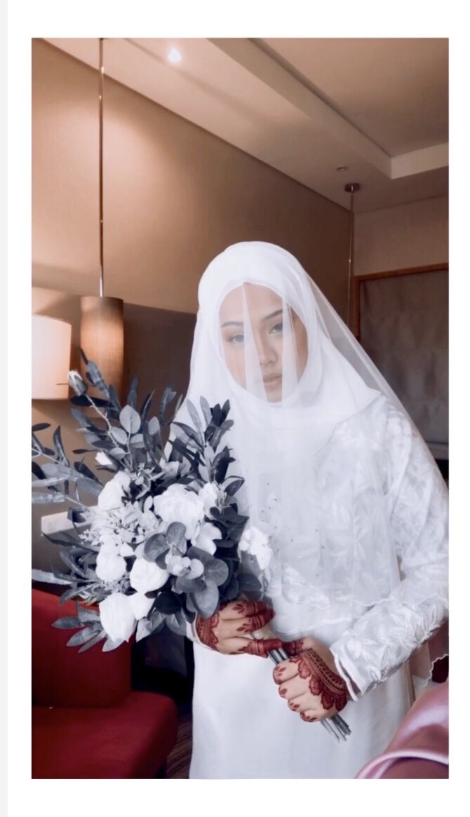 _marsxo's tweet photo. Alhamdullilah. Everything went well. I am officially someone's wife. Hahaha feels so weird now!!!! https://t.co/gU1ICnGKj6