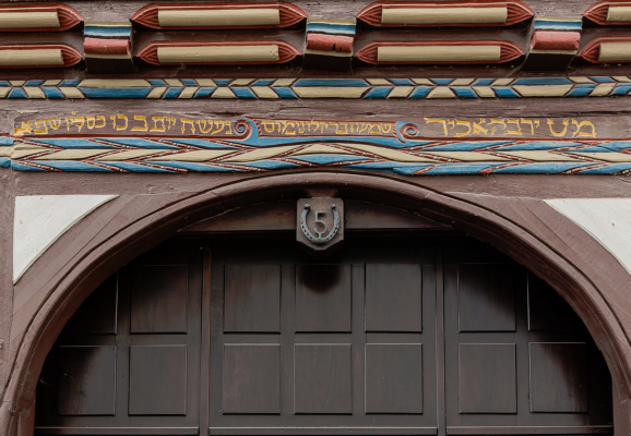 vor400's tweet photo. Das Jüdische Haus in #Wanfried Hessen wird 1620 erbaut. „Das Glück möge sich vermehren, Amen. So möge es (Gottes) Wille sein. Schim`on Sohn des Kalanymos. (Dieses Haus) wurde fertiggestellt am Montag, 26. Kislew (5)381“ (= 21. Dez. 1620). #vor400
https://t.co/pFZwLBNk3y https://t.co/AIc6SePudm