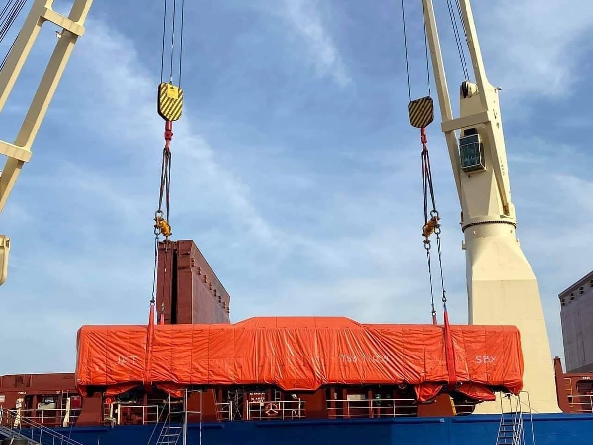 DOTrPH's tweet photo. HAPPENING NOW

Unloading of the Diesel Hydraulic Locomotive and Passenger Coaches at Harbour Center Manila. 

#DOTrPH 🇵🇭 
#PNR
#RailwaysSectorWorks 

[Photo courtesy: PNR]

FULL: https://t.co/eojeJDOmVn https://t.co/o8OpywnLGn